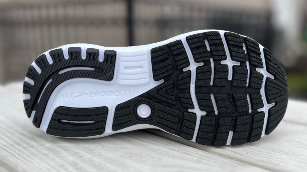 Best Brooks Shoes for Nurses (2026 Guide for 12-Hour Shifts)
