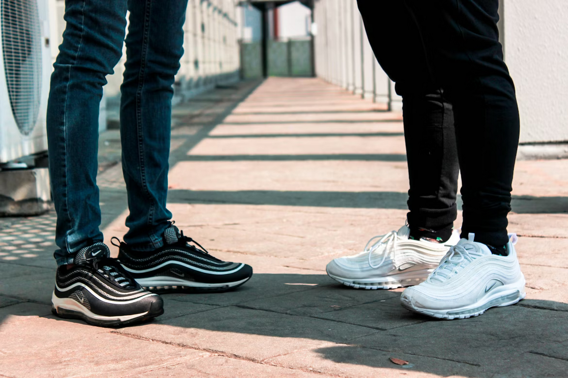HOKA vs Brooks for Nurses — Which Is Actually Better for Long Shifts?
