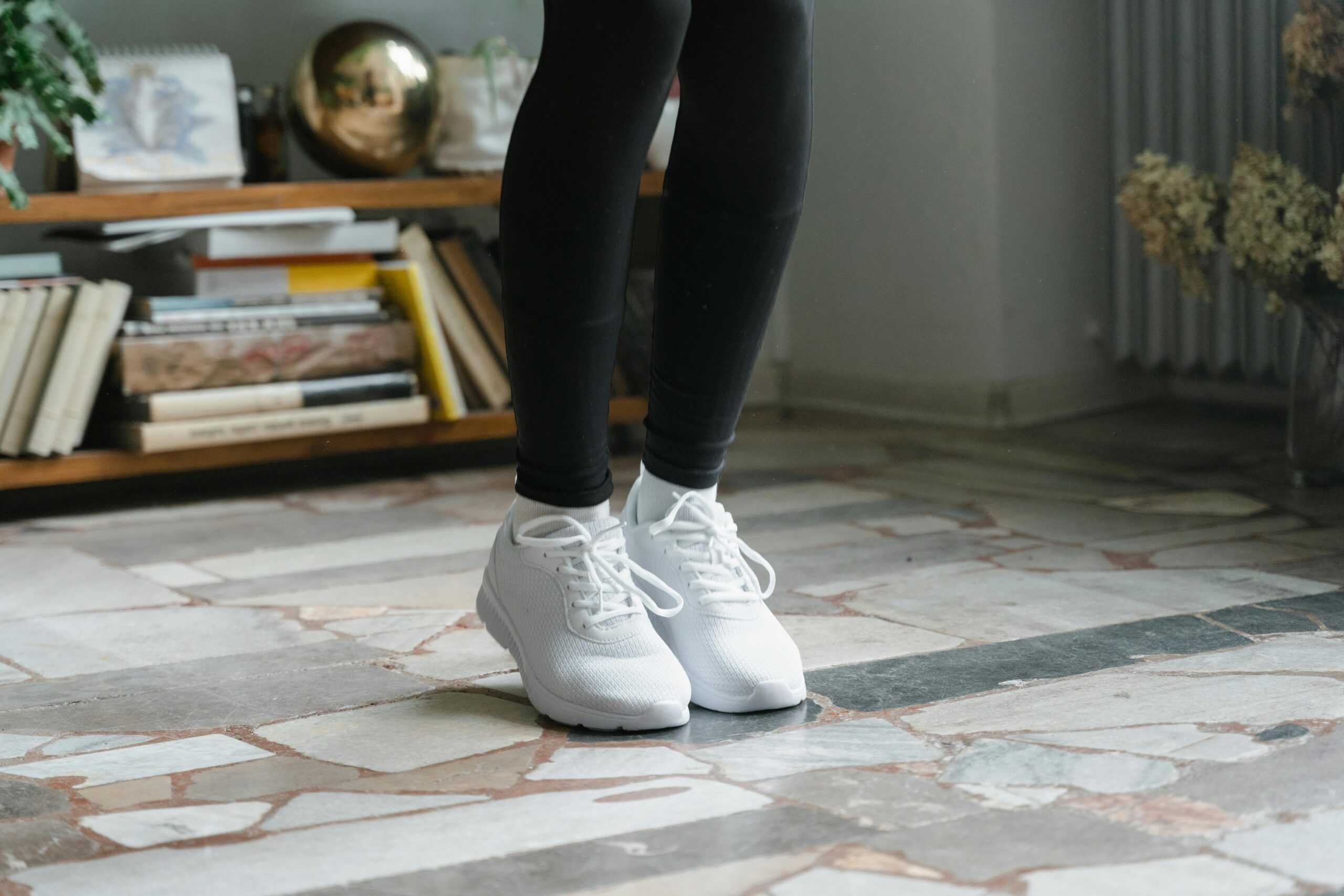 Best Lightweight Shoes for Nurses (2026 Guide for 12-Hour Shifts)